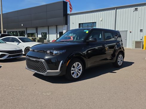 Certified 2025 Kia Soul LX FWD image 3