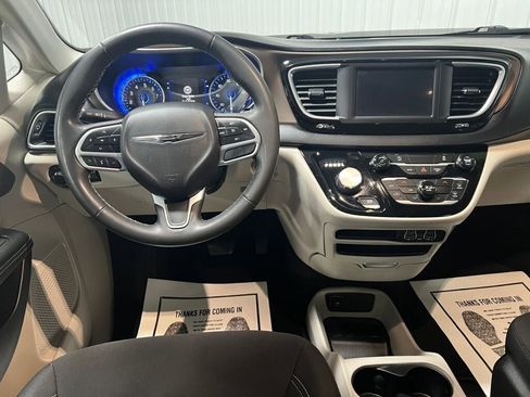 Used 2022 Chrysler Voyager LX image 4