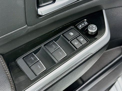 Certified 2025 Toyota Sienna Limited FWD image 31
