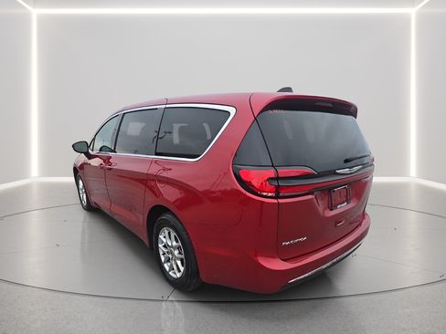 Used 2024 Chrysler Pacifica Touring-L FWD image 3