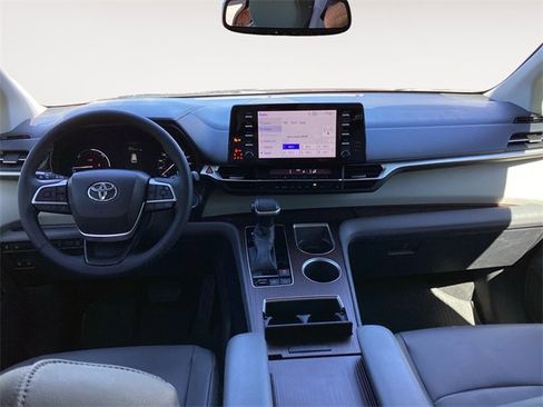 Certified 2022 Toyota Sienna XLE image 10