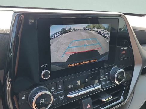 Used 2023 Toyota Highlander XLE image 22