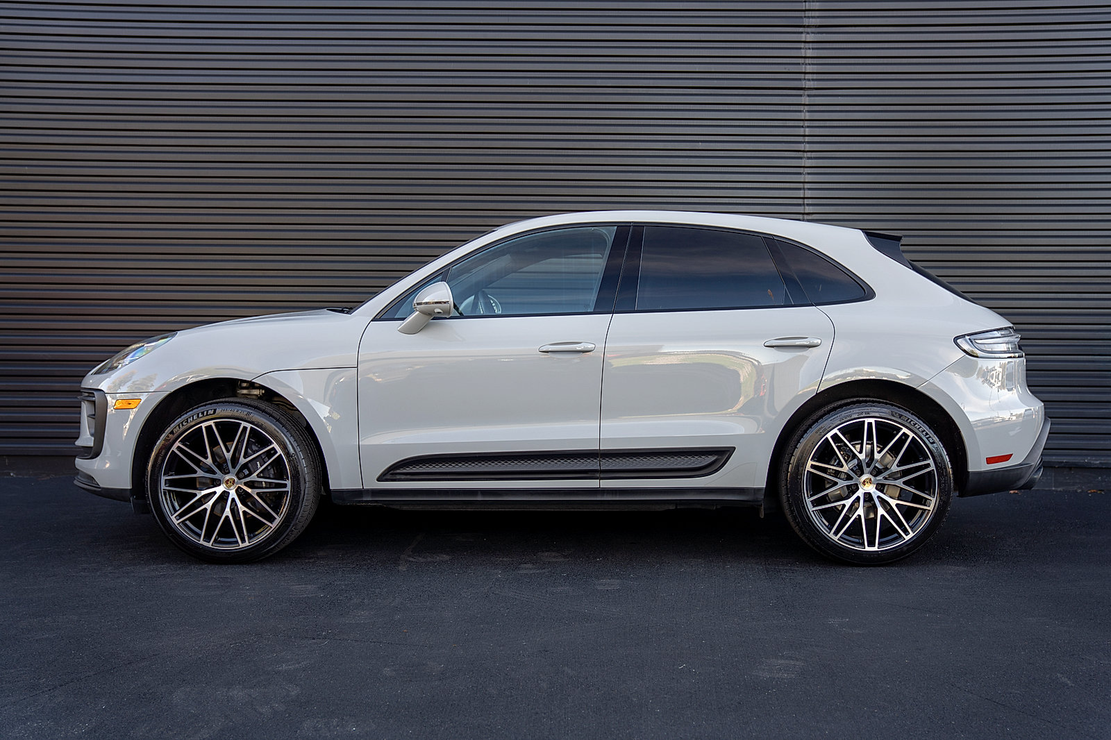 Certified 2023 Porsche Macan AWD/4WD image 2