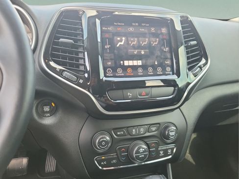 Used 2019 Jeep Cherokee Limited image 12