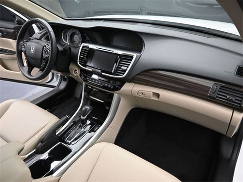 Used 2017 Honda Accord Touring image 40
