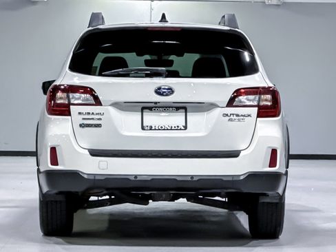 Used 2017 Subaru Outback 2.5i Limited AWD/4WD image 9