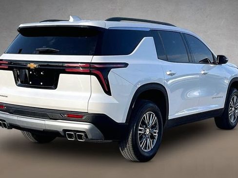 Used 2025 Chevrolet Traverse LT FWD image 2
