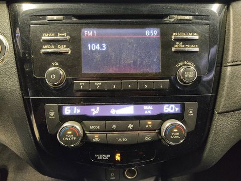 Used 2017 Nissan Rogue SV image 25