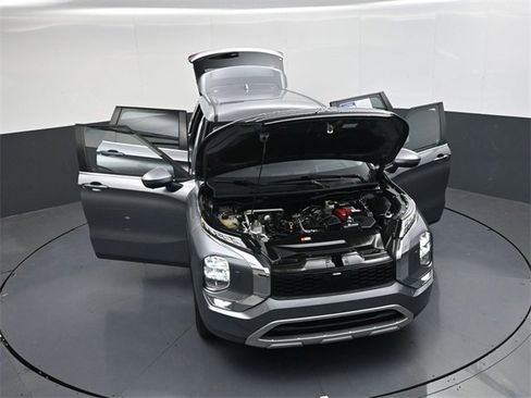 Used 2023 Mitsubishi Outlander SE image 41