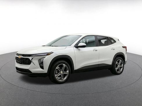 Used 2026 Chevrolet Blazer LT FWD image 3
