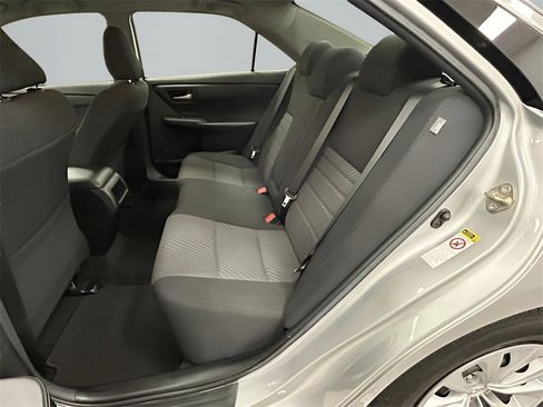 Used 2016 Toyota Camry LE image 10