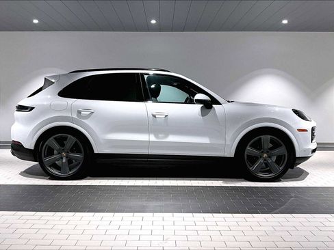 Used 2025 Porsche Cayenne image 11