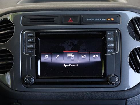 Used 2016 Volkswagen Tiguan R-Line image 40