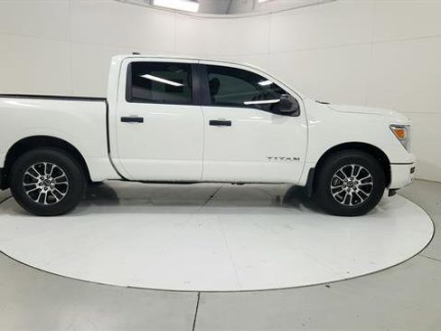 Used 2024 Nissan Titan SV w/ SV Convenience Package image 9