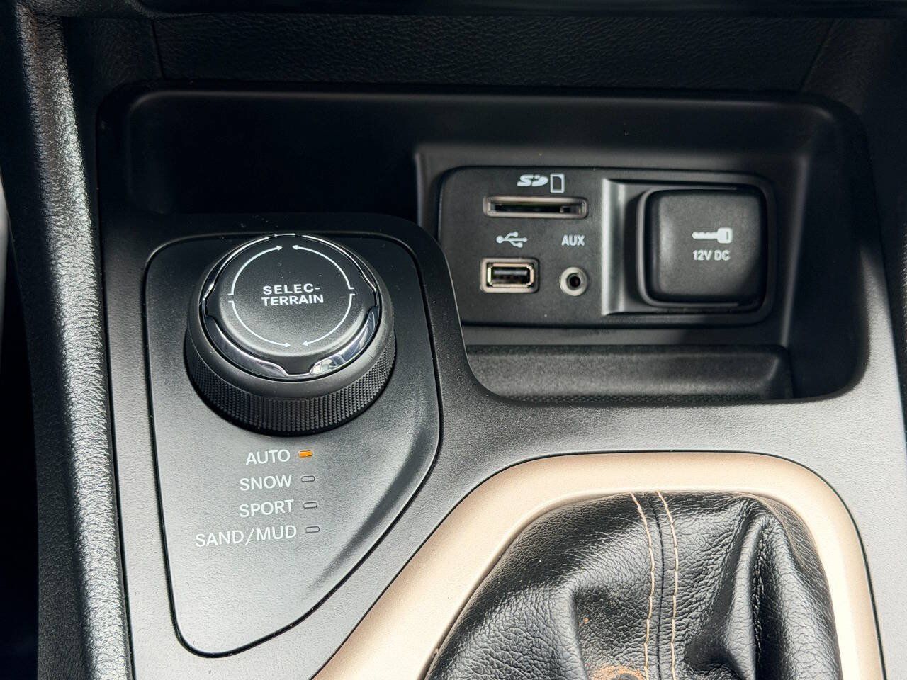 Used 2018 Jeep Cherokee Limited w/ Trailer Tow Group AWD/4WD image 50