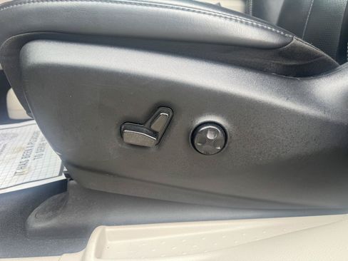 Used 2023 Chrysler Pacifica Touring-L FWD image 27