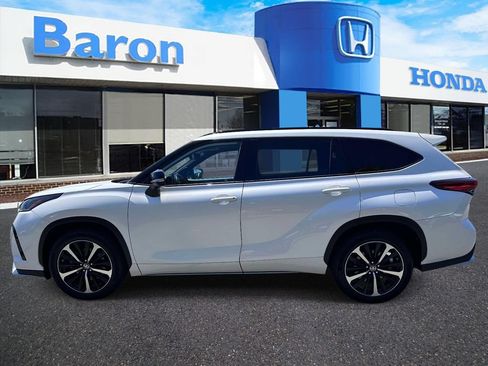 Used 2021 Toyota Highlander XSE AWD/4WD image 3
