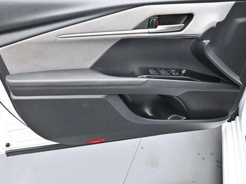 Used 2025 Toyota Camry SE w/ Convenience Package image 9