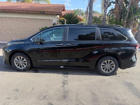 Used 2024 Toyota Sienna XLE FWD image 9
