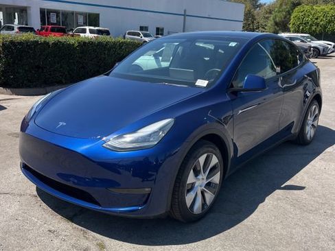 Used 2021 Tesla Model Y Long Range AWD/4WD image 1