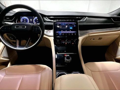 Used 2024 Jeep Grand Cherokee L Limited w/ Black Appearance Package RWD image 18