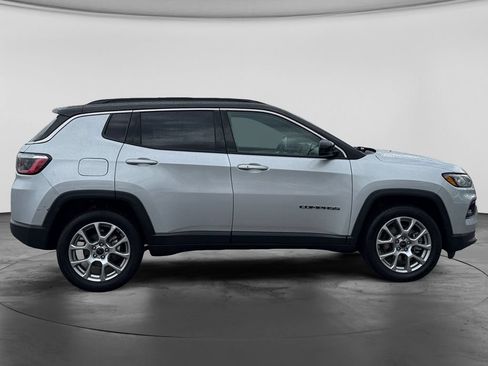 Used 2025 Jeep Compass Limited AWD/4WD image 10