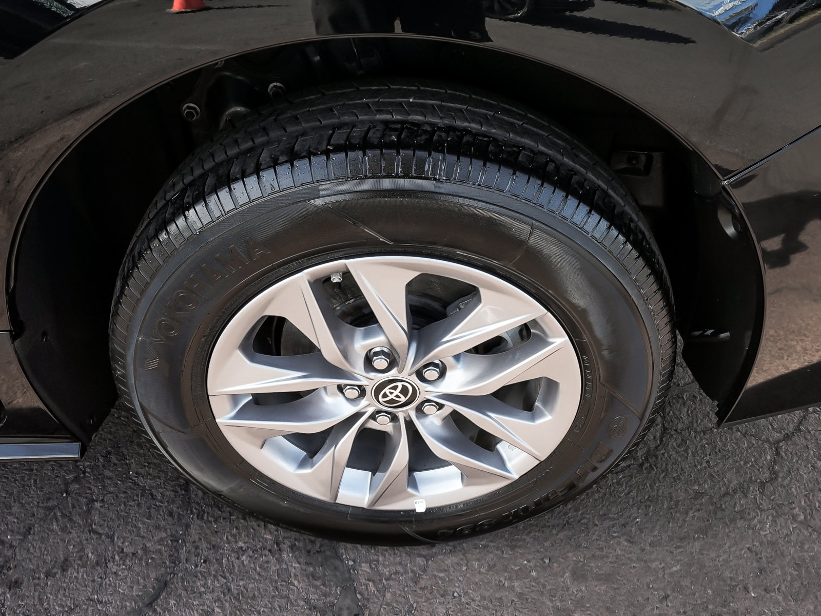 Used 2025 Toyota Sienna XLE FWD image 9