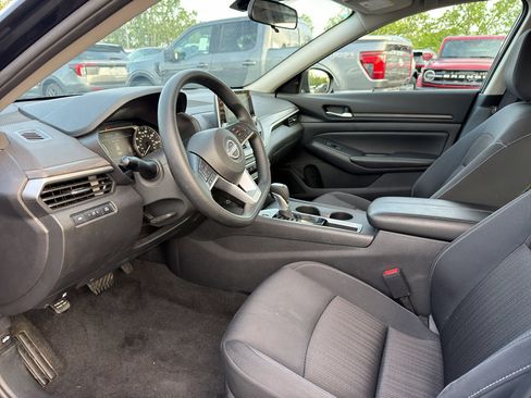 Used 2025 Nissan Altima 2.5 SV FWD image 9