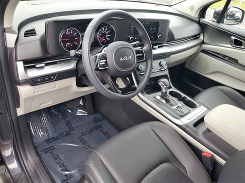 Used 2023 Kia Carnival LX image 6