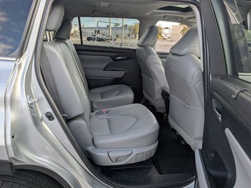 Used 2022 Toyota Highlander XLE image 19