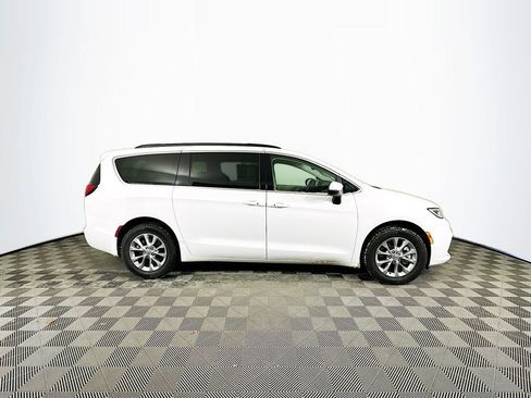 Used 2023 Chrysler Pacifica Touring-L image 11