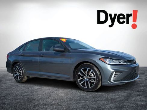 Used 2025 Volkswagen Jetta SE image 1