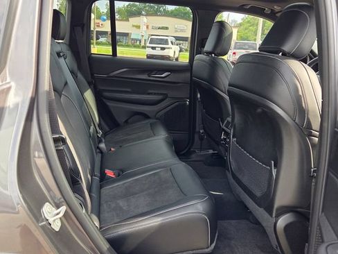 Used 2025 Jeep Grand Cherokee Altitude RWD image 12
