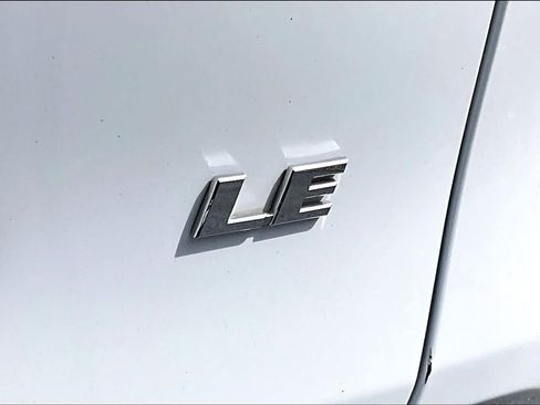 Used 2021 Toyota RAV4 LE FWD image 10