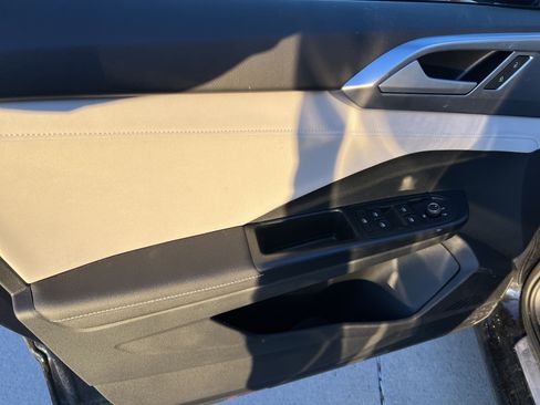 Used 2025 Volkswagen Taos SE w/ Panoramic Sunroof Package image 13