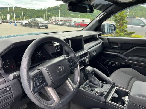 Used 2025 Toyota 4Runner SR5 AWD/4WD image 9