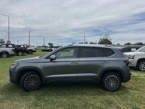 Used 2025 Volkswagen Taos SE FWD image 15