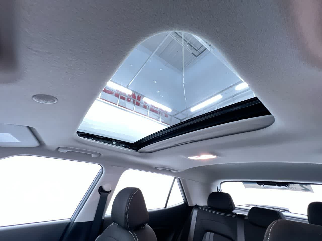 Used 2022 Hyundai Venue SEL FWD image 43
