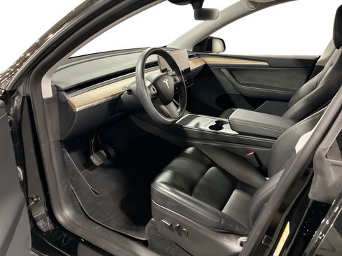 Certified 2023 Tesla Model Y Long Range AWD/4WD image 9