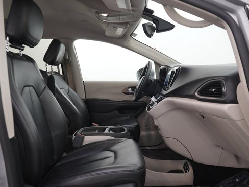 Used 2017 Chrysler Pacifica Touring-L FWD image 11