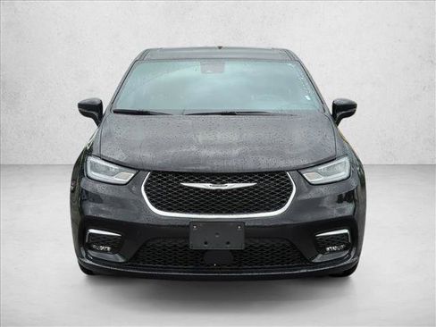 Used 2025 Chrysler Pacifica Select image 2