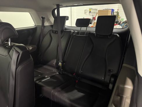 Used 2025 Kia Carnival FWD image 20