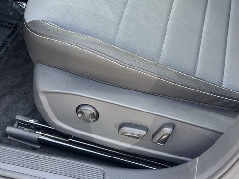 Used 2025 Volkswagen Jetta SE w/ Sunroof Package FWD image 17