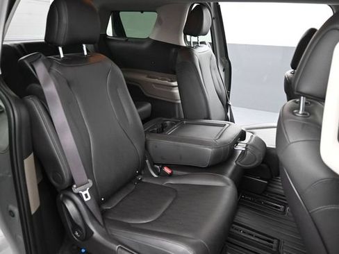 Used 2025 Kia Carnival EX FWD image 24