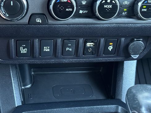 Used 2017 Toyota Tacoma TRD Off-Road w/ Premium & Technology Package AWD/4WD image 29