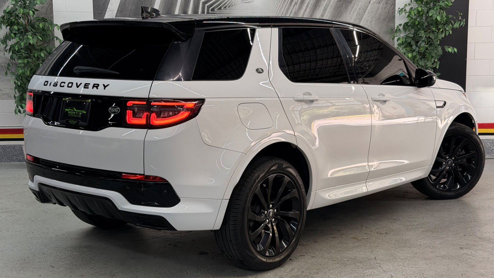 Used 2023 Land Rover Discovery Sport SE R-Dynamic AWD/4WD image 7