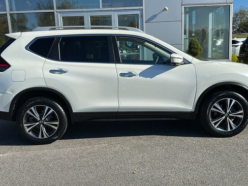 Used 2020 Nissan Rogue SV w/ Premium Package image 27