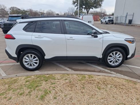 Used 2025 Toyota Corolla Cross LE image 7