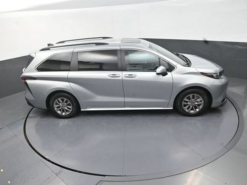 Used 2025 Toyota Sienna XLE FWD image 29