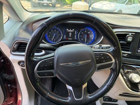 Used 2019 Chrysler Pacifica Touring-L FWD image 17